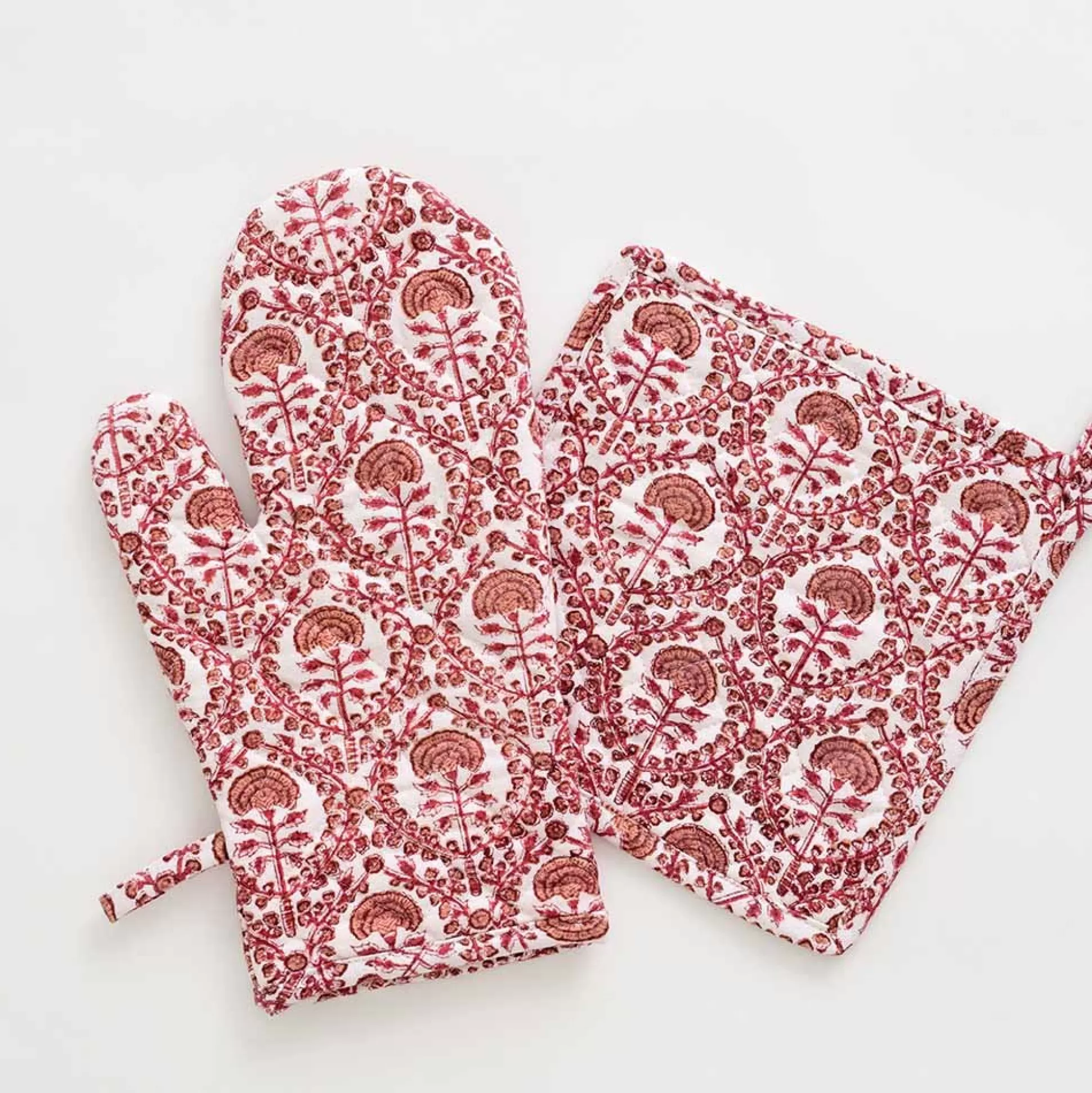 Pomegranate Inc. Oven Mitts*Caroline Red Oven Mitt Set