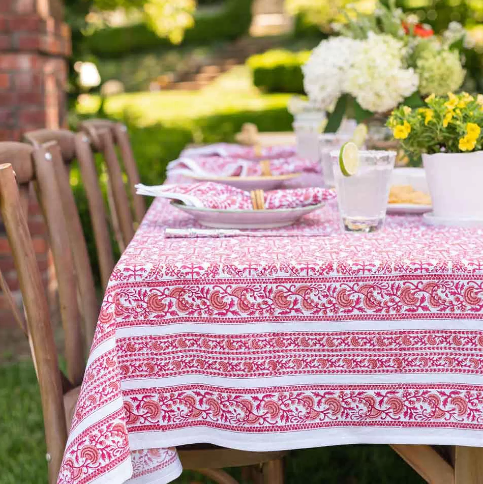 Pomegranate Inc. Tablecloths*Caroline Red Tablecloth