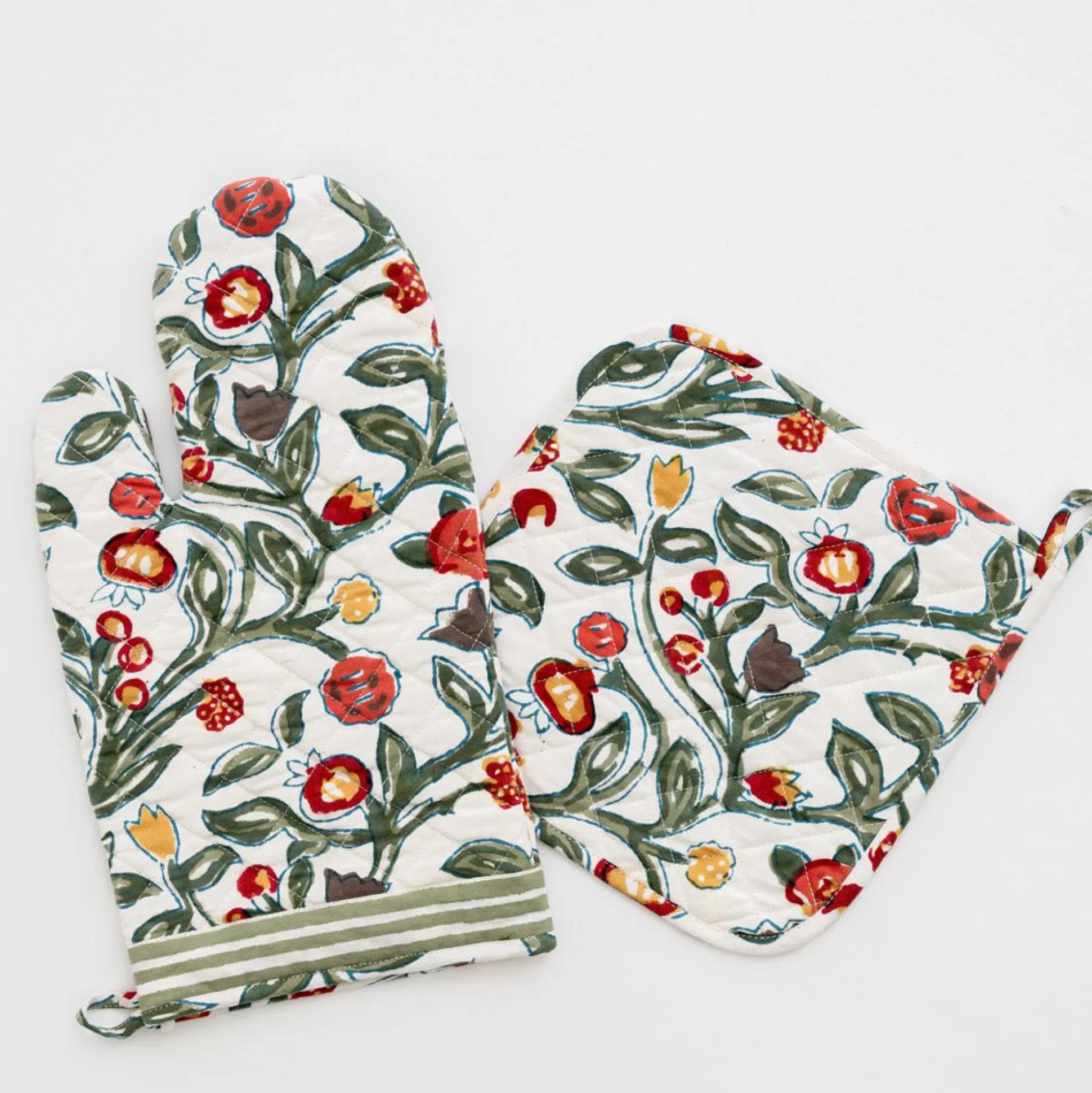 Pomegranate Inc. Oven Mitts*Emma Crimson & Clover Oven Mitt Set