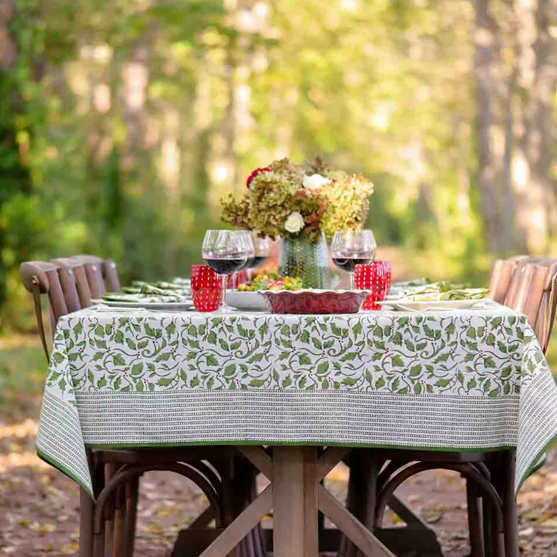 Pomegranate Inc. Tablecloths*Holly Berry Tablecloth