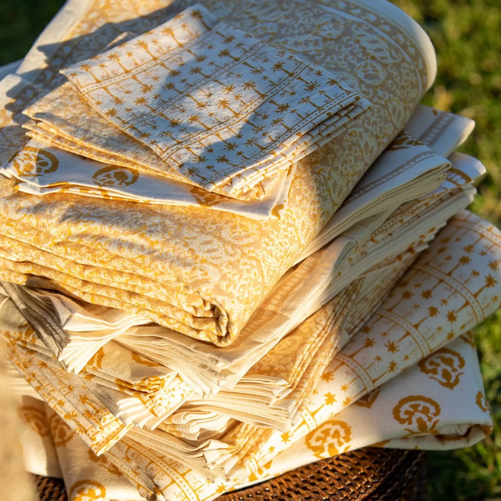 Pomegranate Inc. Tablecloths*India Hicks Home Seashell Golden Tablecloth