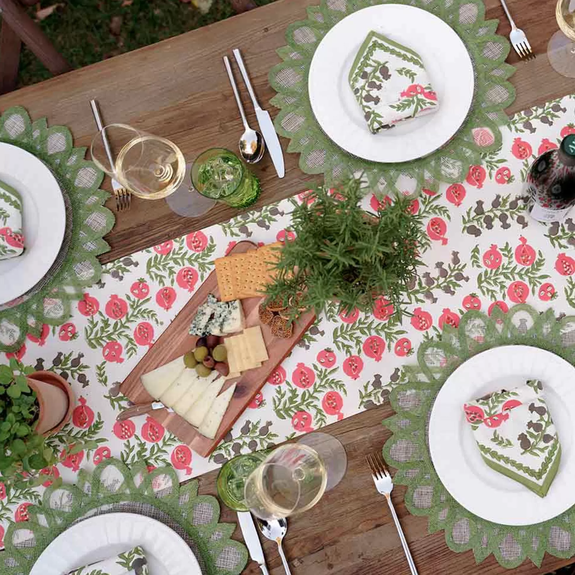 Pomegranate Inc. Table Runners*Pom Bells Fern & Poppy Table Runner