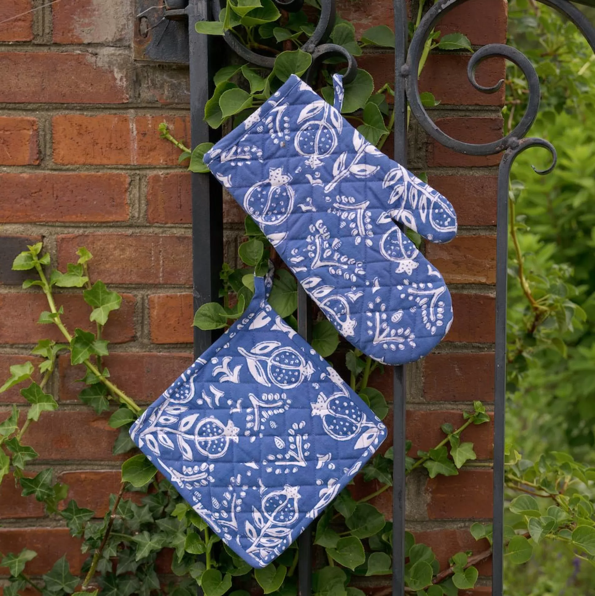 Pomegranate Inc. Oven Mitts*Pomegranate Blue Oven Mitt Set