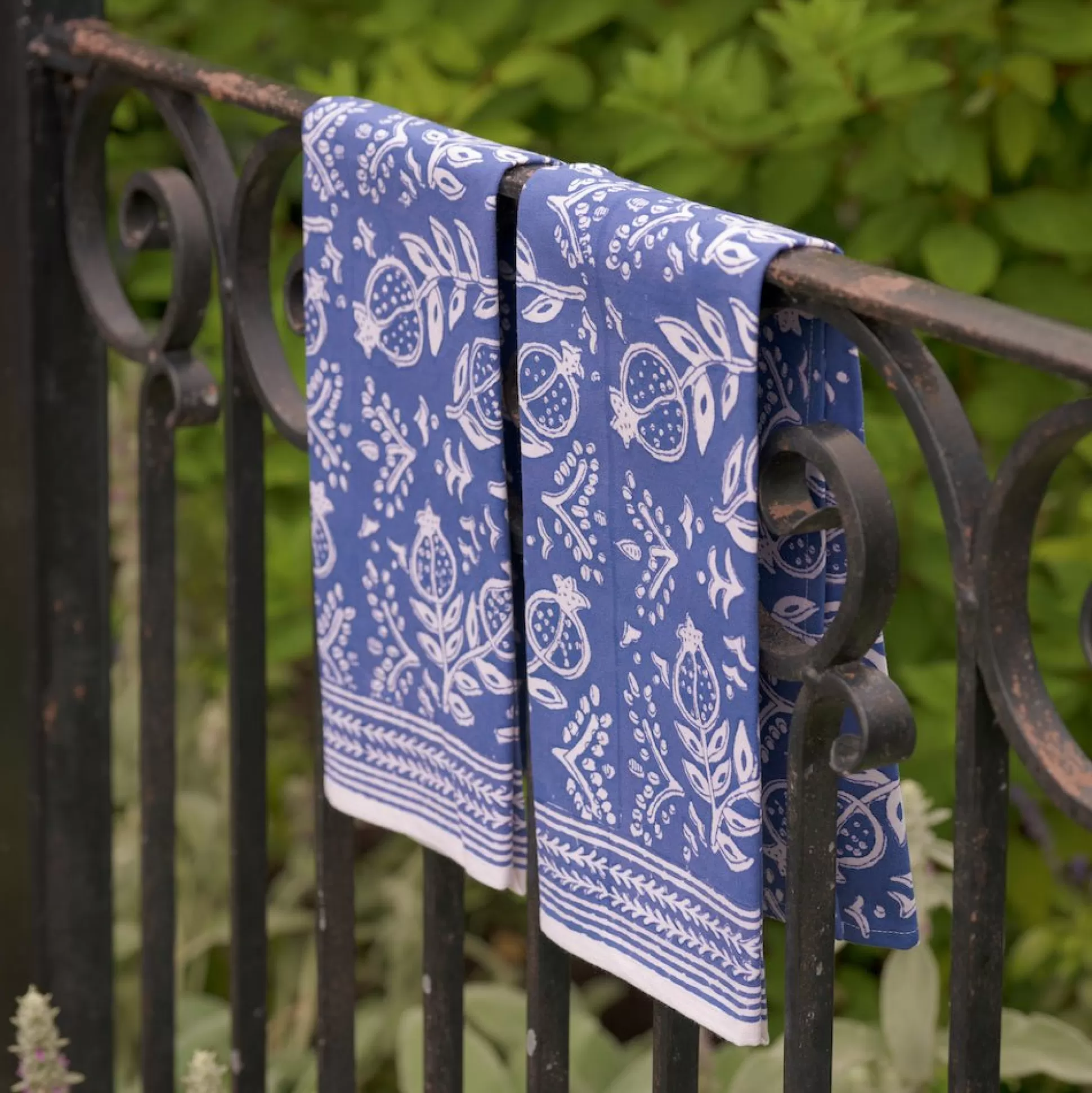 Pomegranate Inc. Tea Towels*Pomegranate Blue Tea Towels