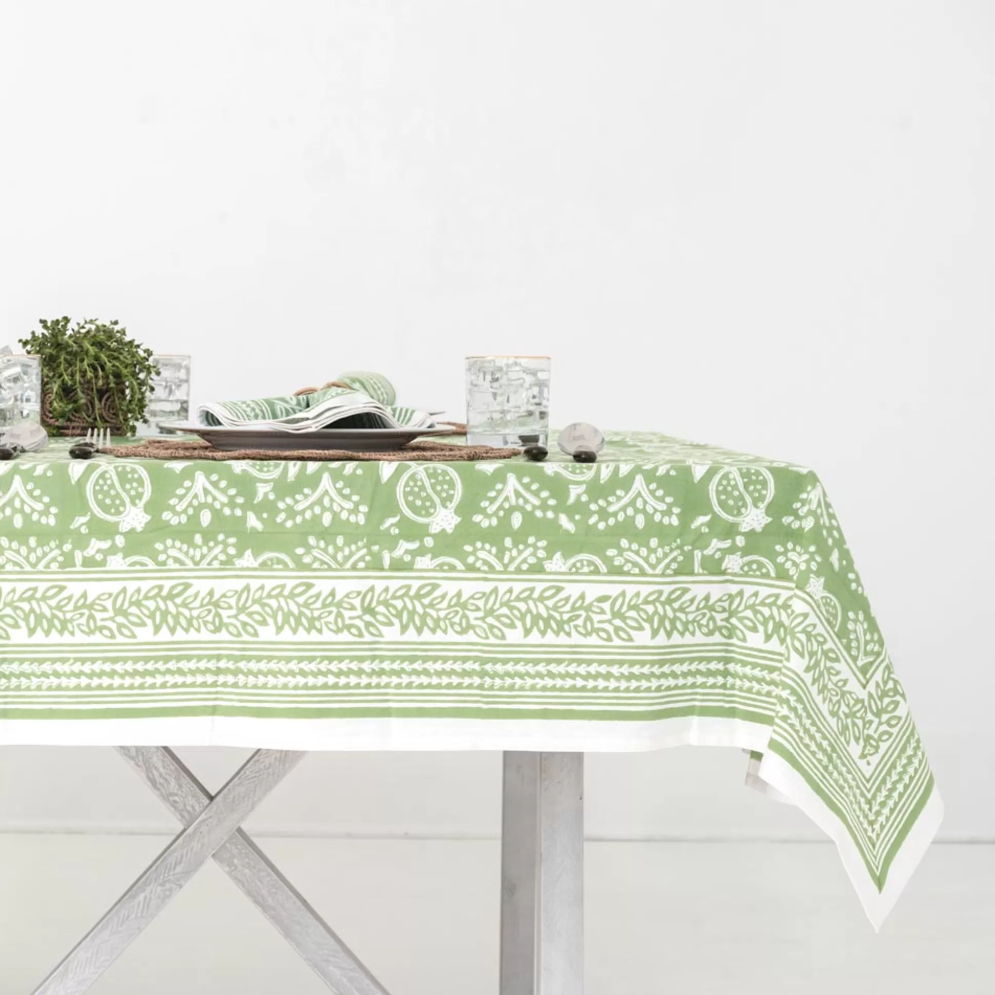 Pomegranate Inc. Tablecloths*Pomegranate Green Tablecloth